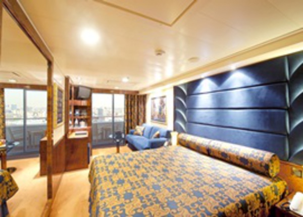 Yacht Club Deluxe Suite