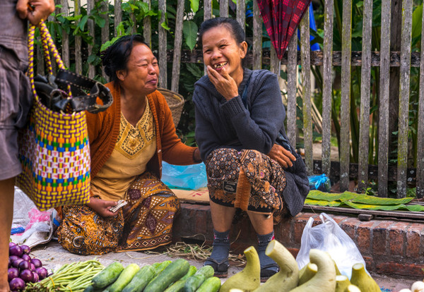 Uliczni sprzedawcy, Luang Prabang, Laos