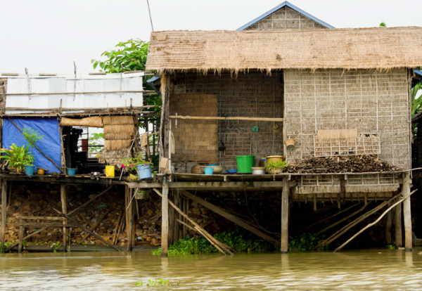 Domki na wodzie w wiosce Kompong Khleang, Tonle Sap, Kambodża